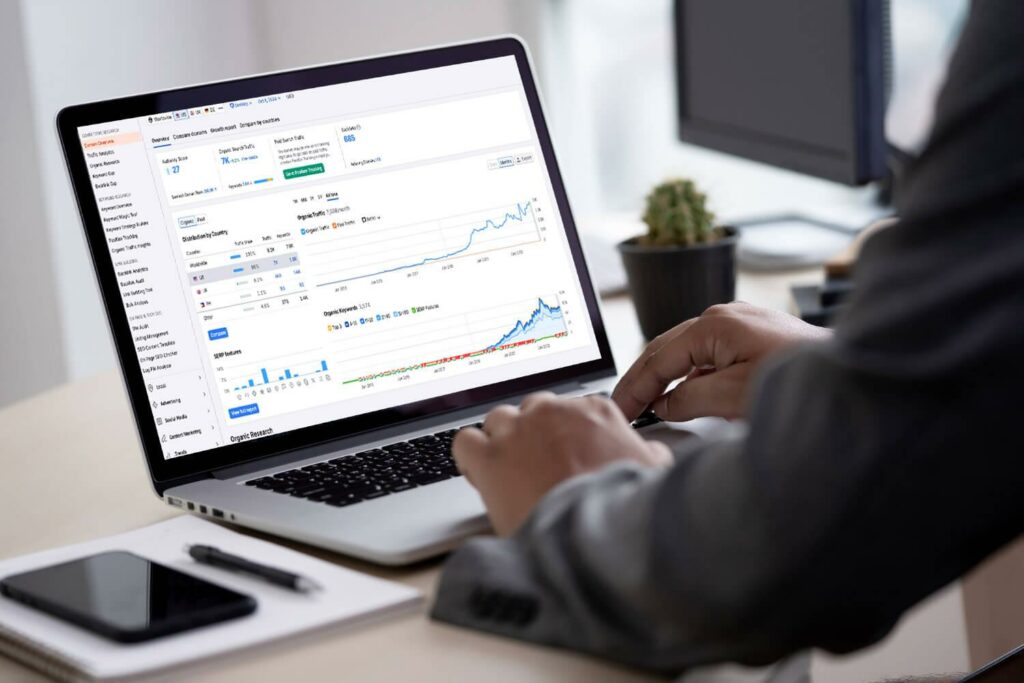 Consultant SEO analysant les performances d'un site